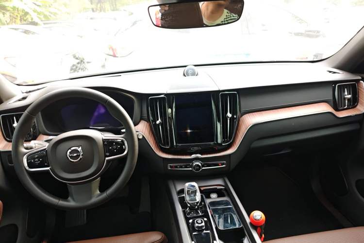 Used Volvo XC60 New Energy 2024 T8 Plug-in Hybrid Long-Range All-Wheel Drive Smart Luxury Edition Center Console