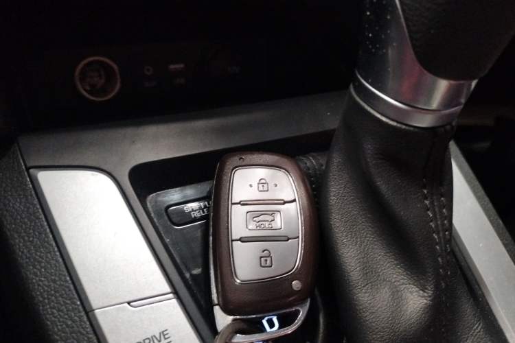 Used Hyundai Elantra (6th Generation / Lingdong) 2016 1.6L Automatic ZhiXuan – Elite Version Interior 1