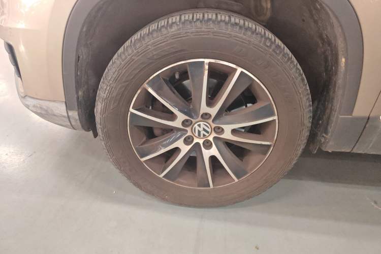 Used Volkswagen Tiguan 2013 1.8TSI Automatic Two-Wheel Drive Luxury Model Left Front Wheel Hub