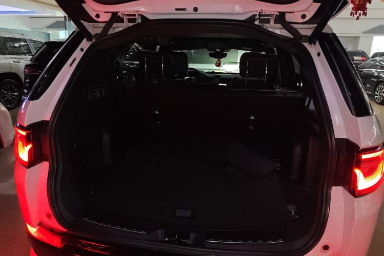 Used Land Rover Discovery Sport 2022 Revised Version 249 PS R-Dynamic S Performance Edition 5 Seats Trunk