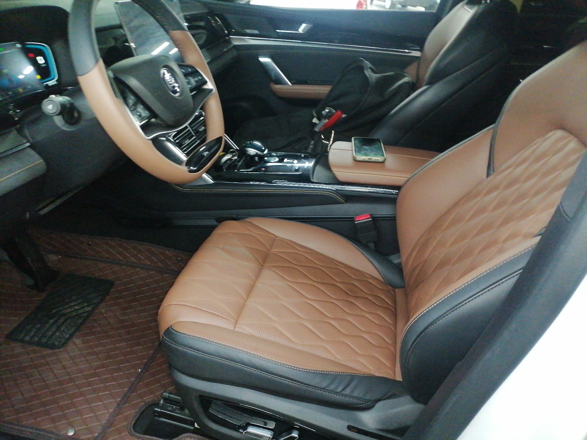 Переднее сиденье в автомобиле