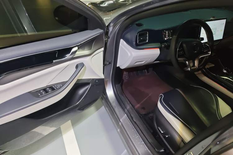 Used BYD Qin PLUS 2021 DM-i 120KM Flagship Model
