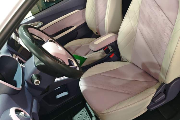 Used Chery Little Ant 2022 Revised Version Sweet Pink Edition Half-Sugar Version Lithium Iron Phosphate 30.7 kWh 30 kW 301 km Left Front Seat