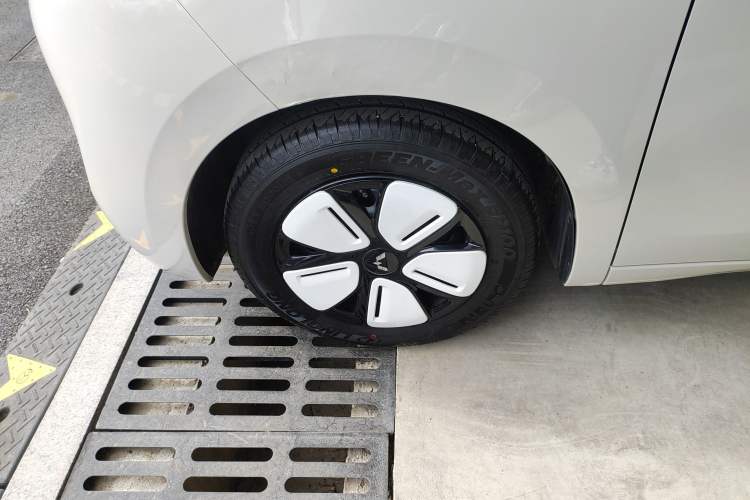 Used Wuling Hongguang MINIEV 2025 Four-Door Version Advanced Edition Left Front Wheel Hub