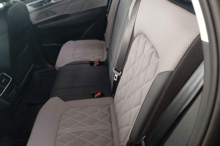 Used Volkswagen Tavendor 2024 380TSI All-Wheel-Drive R-Line Cruise Premium Edition Left Rear Seat