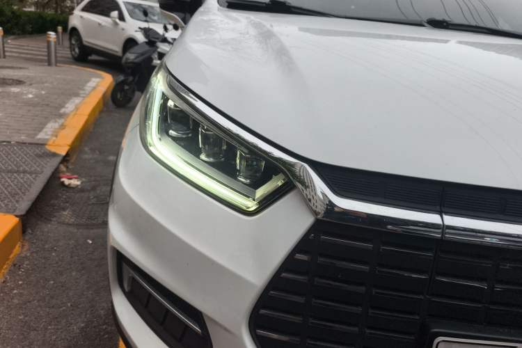 Used BYD Yuan New Energy 2019 EV535 Smart Connect Trendsetting Model Right Front Headlight