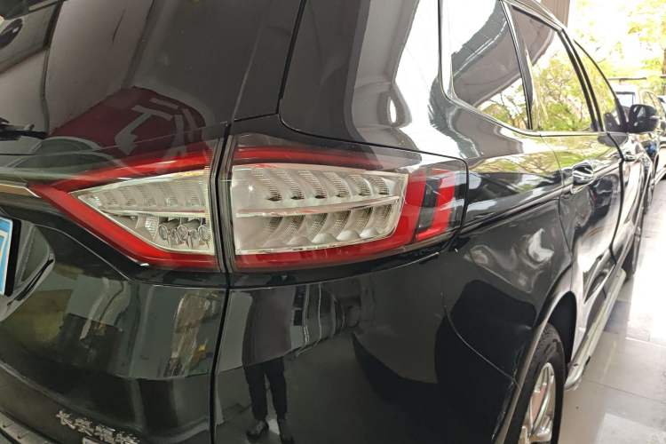 Used Ford Edge 2015 2.0T GTDi Two-Wheel-Drive High-Line Version Exterior 3