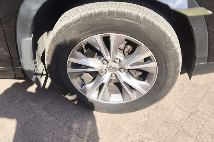 Used Toyota Highlander 2015 2.0T Two-Wheel Drive Elite Edition 5 Seats Right Front Wheel Hub