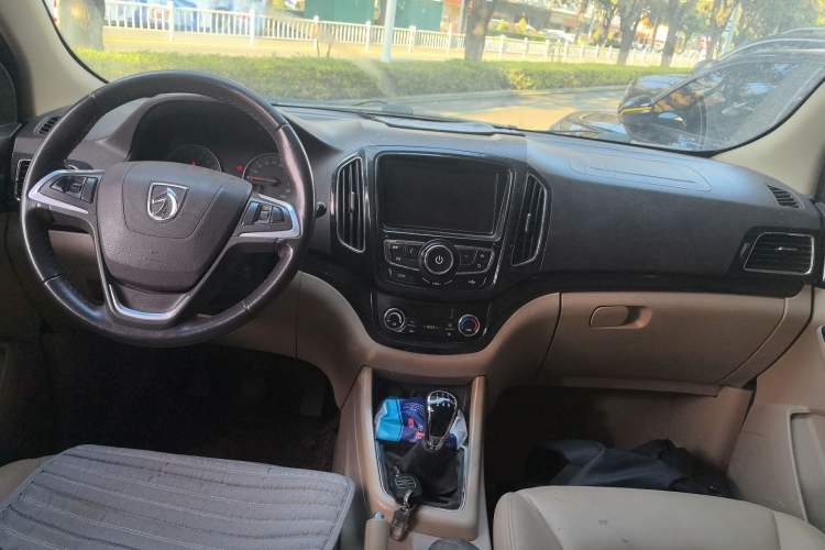 Used Baojun 730 2014 1.5L manual luxury trim 7 seats