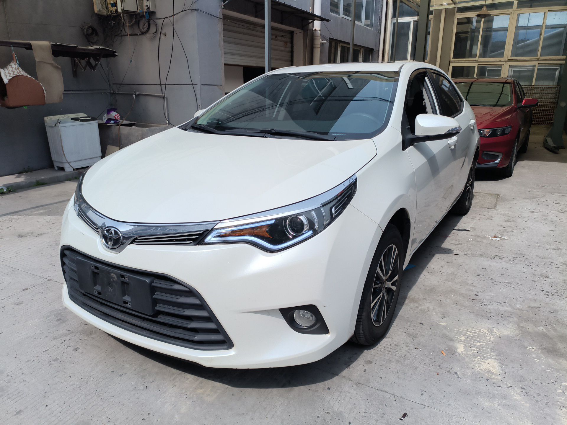 تحت مقدمة السيارة