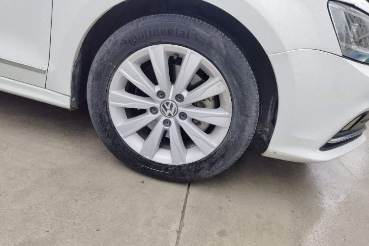 Used Volkswagen Sagitar 2015 230TSI Automatic Comfort Version Right Front Wheel Hub