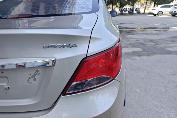 Used Hyundai Verna (older generation) 2014 1.4L Automatic Leading-Edge GLX Right Rear Taillight