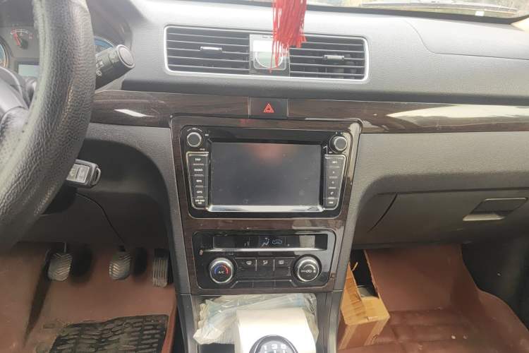 Used Dongfeng Fengon 370 2016 1.5L Manual Luxury 7-Seater Audio And AC Panel