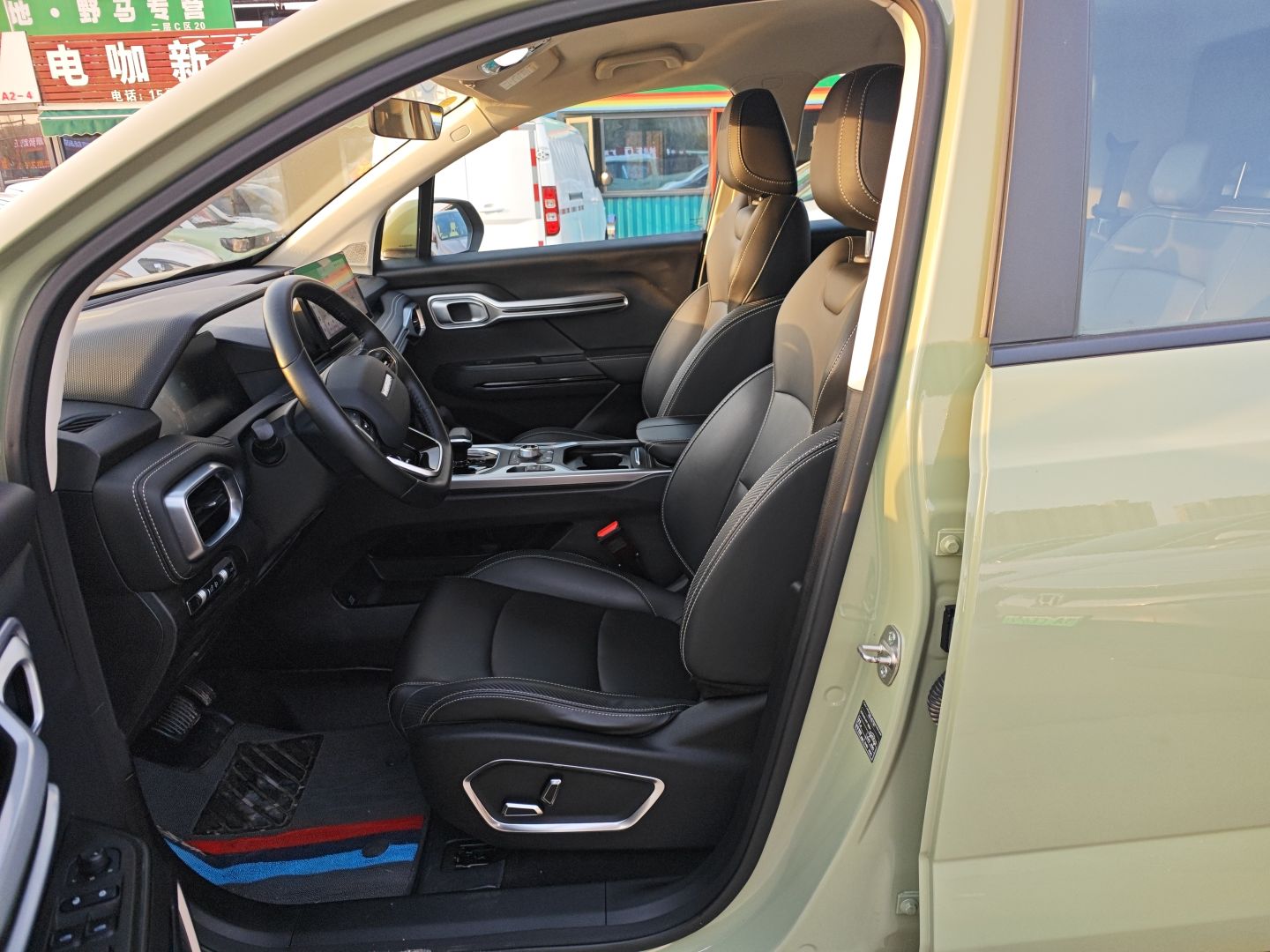 المقاعد الأمامية داخل السيارة