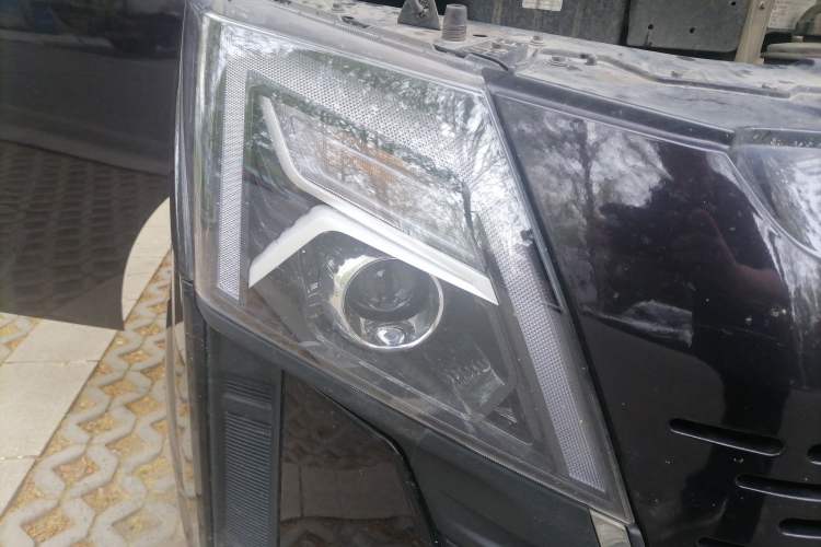 Used Dongfeng Yufeng 2023 V9+ 2.0T Manual Front-Wheel-Drive Multi-Function Mid-Roof Van with 7/8/9 Seats Right Front Headlight