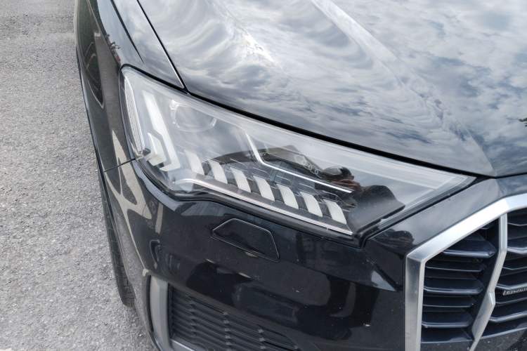 Used Audi Q7 2021 45 TFSI quattro S line Sport model Right Front Headlight