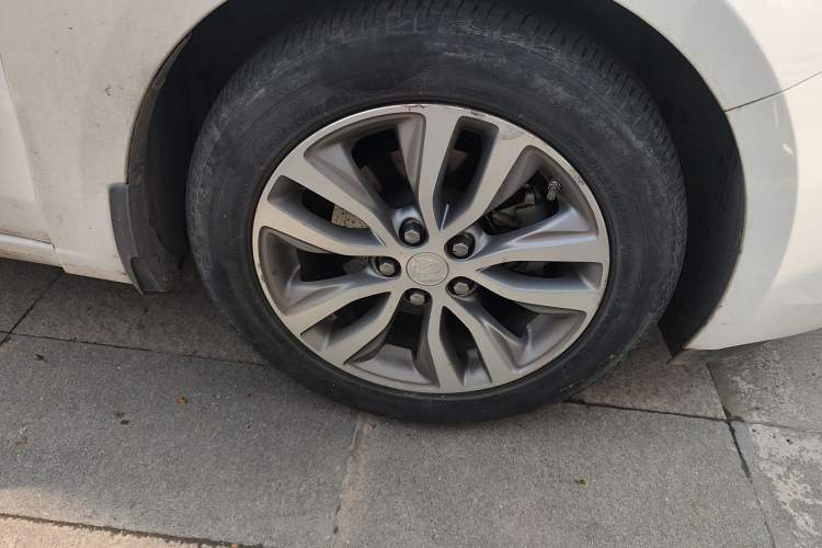 Used Buick GT 2021 Revised Version 1.3T Automatic Mild Hybrid Elite Edition Right Front Wheel Hub