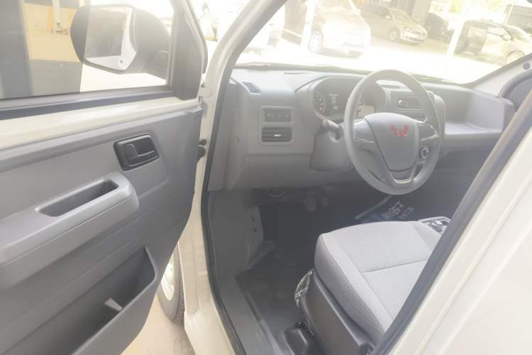 Used Wuling Yangguang 2025 Model 400km Bus Edition—Comfort Edition

