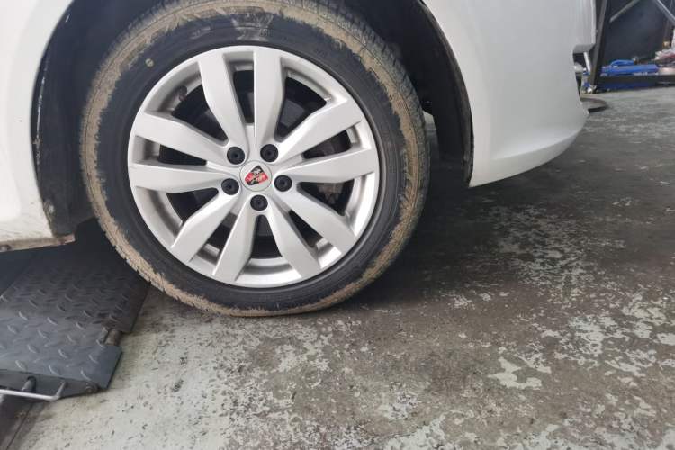 Used Roewe 350 2015 1.5L Manual Luxury Sunroof Edition Right Front Wheel Hub