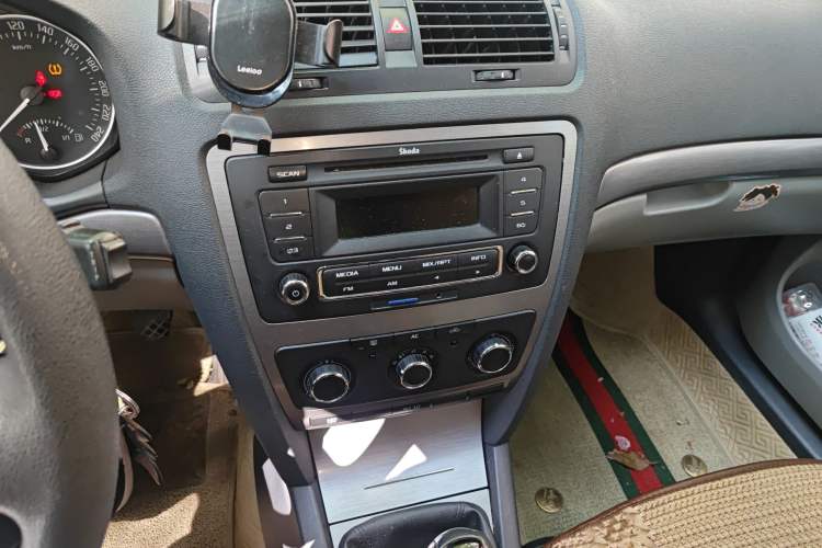 Used Skoda Octavia 2013 1.6L Manual Yijie Edition Audio And AC Panel