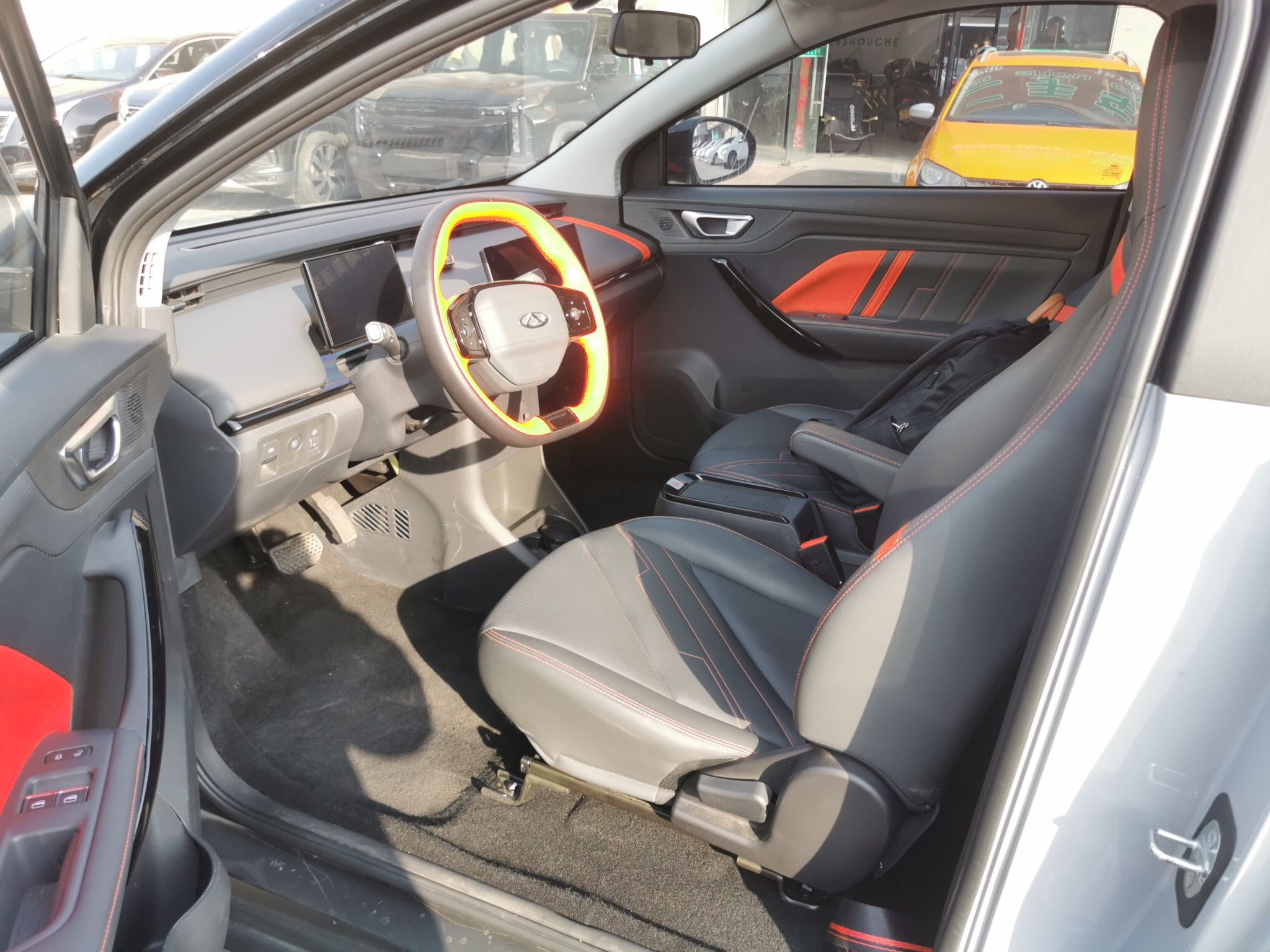 المقاعد الأمامية داخل السيارة