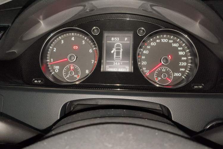 Used Volkswagen Magotan 2013 1.8TSI Luxury Model Odometer Close Up