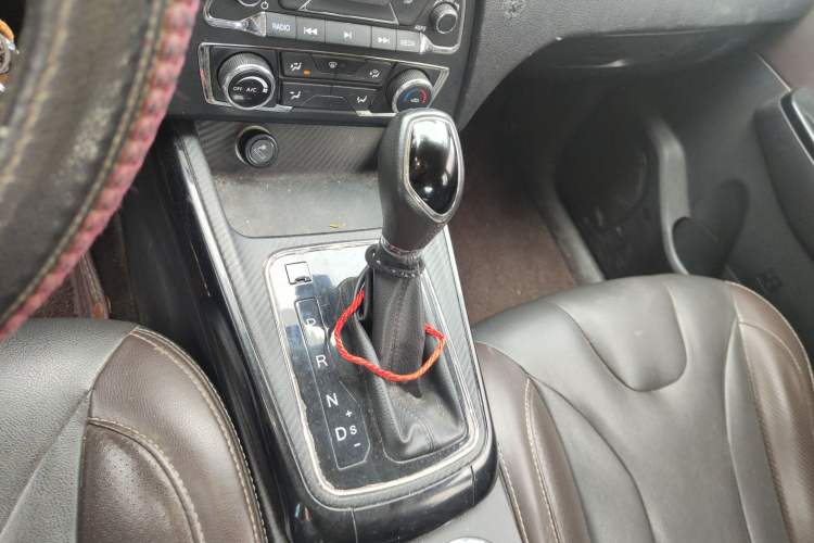 Used Dongfeng Fengon 370 2018 S370 1.5L CVT Luxury 7-Seater Gear Lever