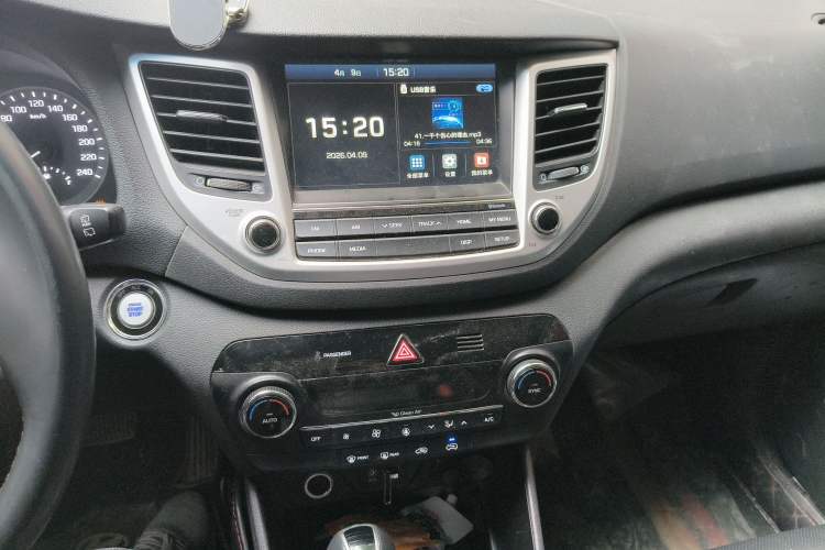 Used Hyundai Tucson 2015 1.6T Dual-Clutch Two-Wheel-Drive Leading Model Audio And AC Panel