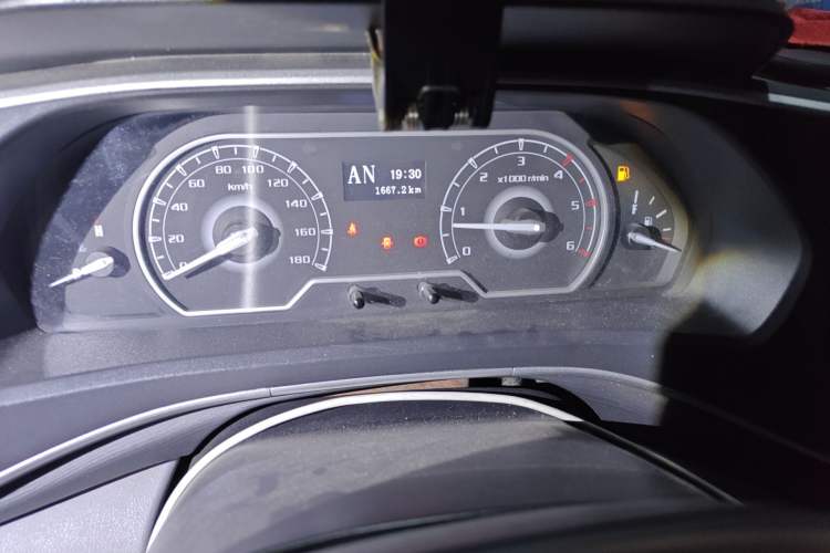 Used SAIC MAXUS Xintu V80 2021 2.0T AMT Classic Aoyuntong 127 PS Mid-axle Mid-roof 6/7/8/9-Seater
