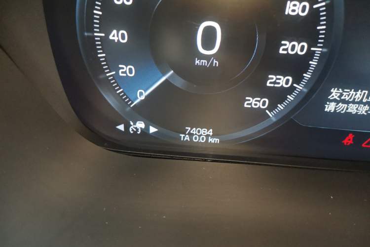 Used Volvo XC60 2020 T5 4x4 Smart Luxury Edition Odometer Close Up