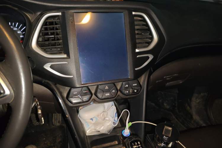 Used GAC Trumpchi GS4 2017 235T Manual Two-Wheel Drive Luxury Edition Audio And AC Panel