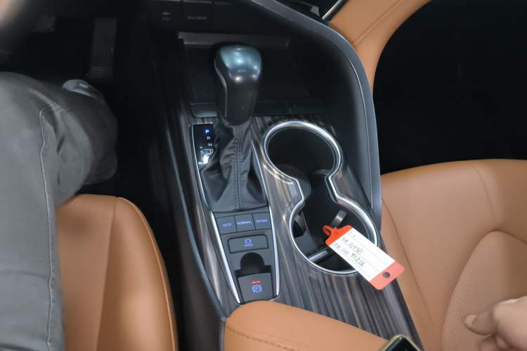 Used Toyota Camry 2019 Revised Version 2.5G Luxury Edition Gear Lever