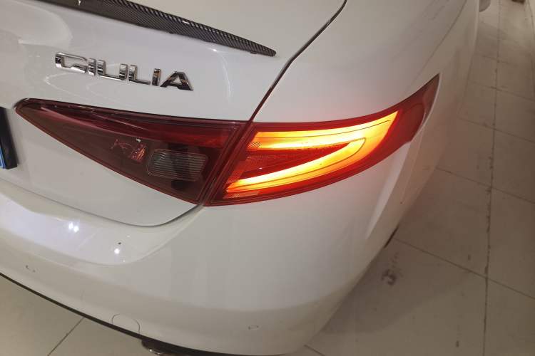 Used Alfa Romeo Giulia 2017 2.0T 280HP Luxury Edition Exterior 3