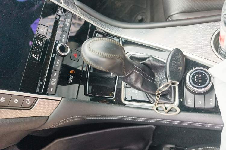 Used Infiniti Q50L 2015 2.0T Enjoyment Edition Gear Lever