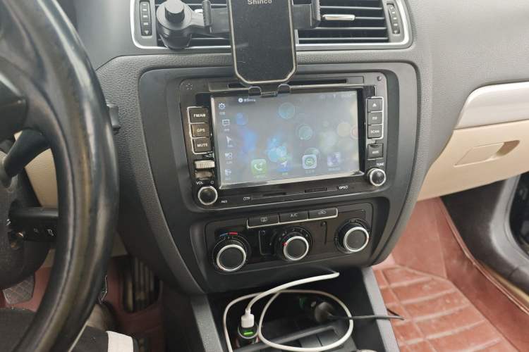 Used Volkswagen Sagitar 2014 Revised Version 1.6L Manual Comfort Edition Audio And AC Panel