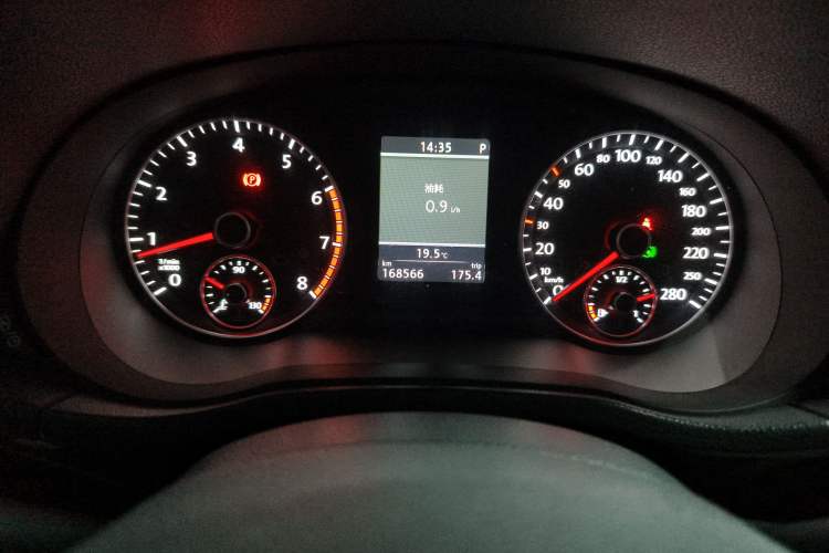 Used Volkswagen Passat 2013 1.8TSI DSG Prestige Edition Odometer Close Up