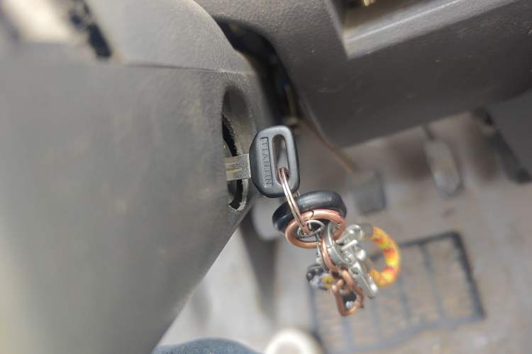 Used BAIC Weiwang 306 2014 1.2L Value Edition Van Basic Type 5 Seats A12 China IV Emission Standard Vehicle Key