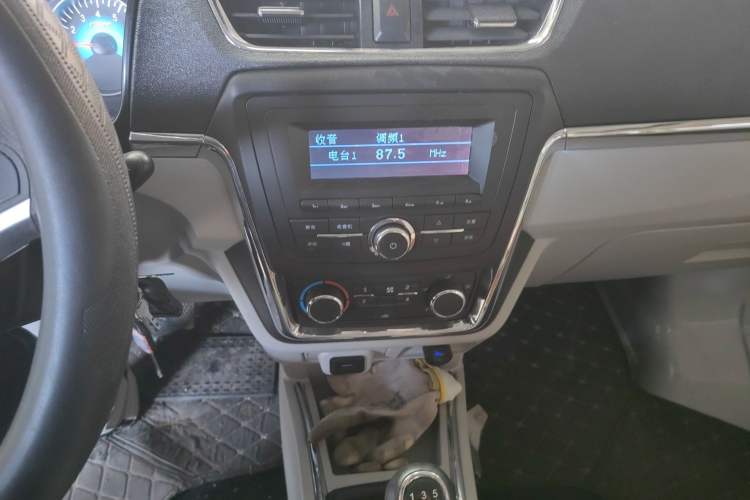 Used Jinbei Hiace X30 2024 1.5L Champion Edition Passenger Vehicle 5/6/7 Seats Audio And AC Panel