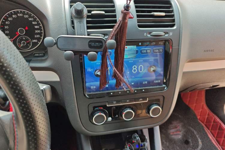 Used Volkswagen Sagitar 2011 1.6L Automatic Comfort Edition Audio And AC Panel