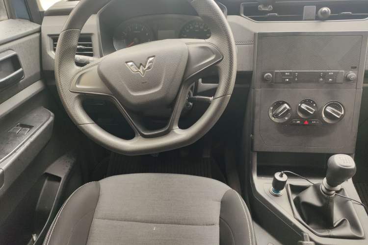 Used Wuling Hongguang PLUS 2020 1.5L Manual Standard Edition 5 Seats