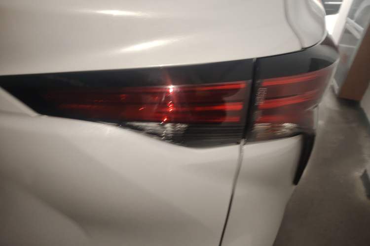 Used Toyota Granvia 2024 2.5L Hybrid Prestige PLUS Four-Wheel Drive Version Right Rear Taillight