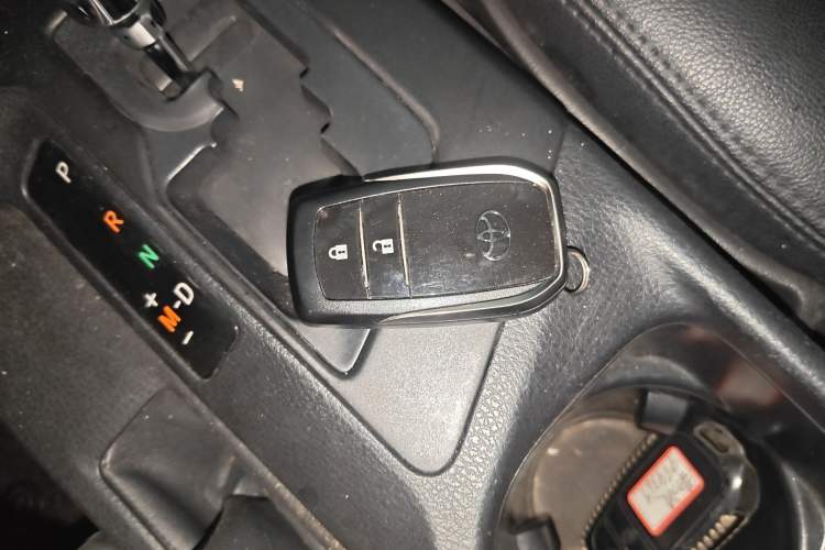 Used Toyota RAV4 2019 2.0L CVT Two-Wheel Drive Luxury Version China VI Standard Interior 1