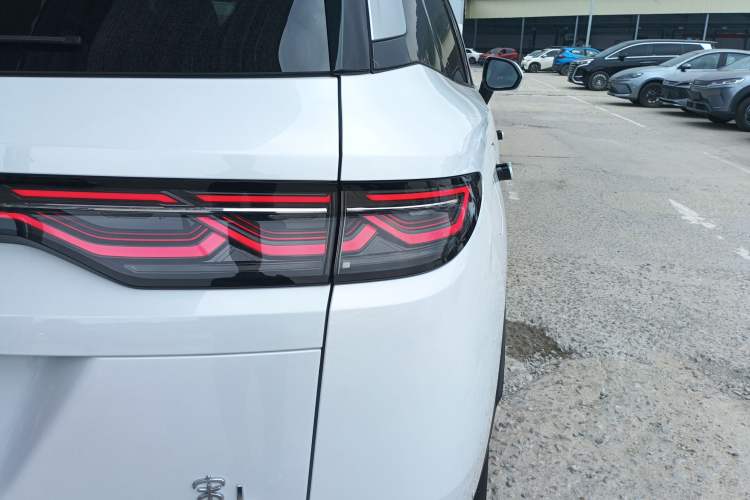 Used BYD Song L DM-i 2025 Intelligent Driving Version 160 km Excellence Edition Right Rear Taillight