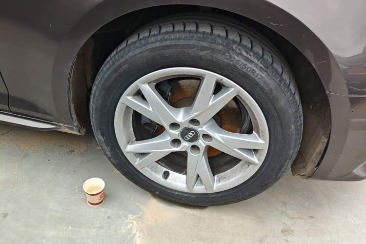 Used Audi A4L 2018 30th Anniversary Edition 40 TFSI Trendy Model Right Front Wheel Hub