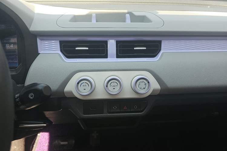 Used Chery QQ Ice Cream 2022 170km Sundae Phosphate Lithium-Ion Audio And AC Panel