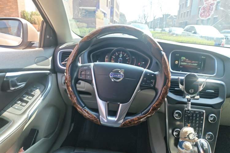 Used Volvo V40 2016 T4 Smart Luxury Edition
