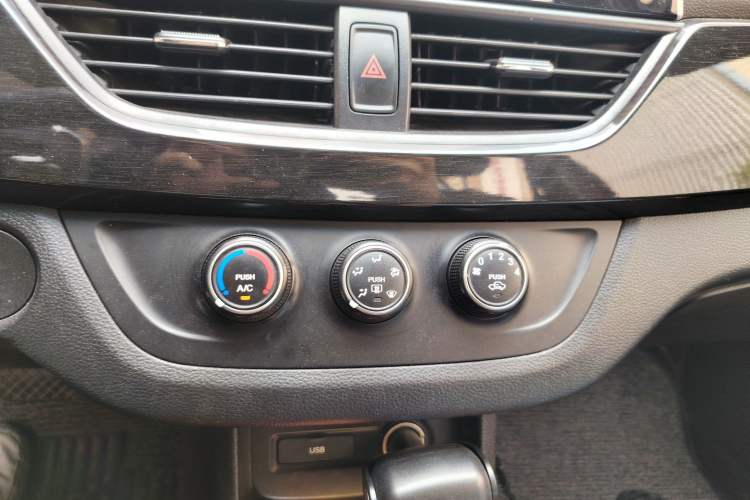 Used Baojun 310 2017 1.5L Automatic Fashion Model Audio And AC Panel