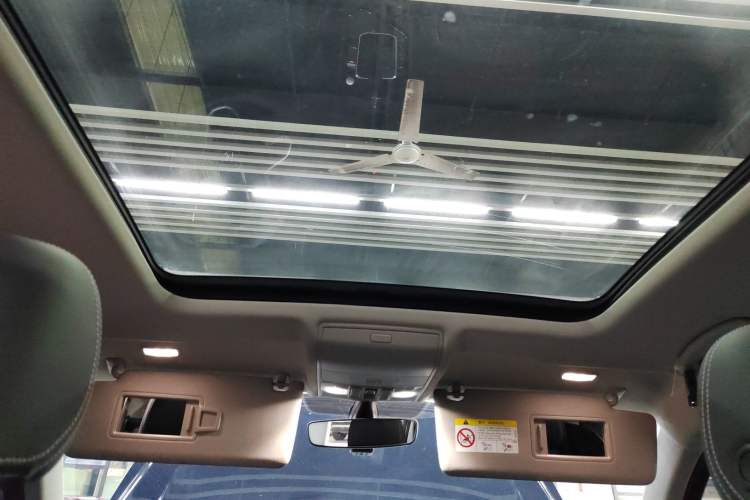 Used Volkswagen Tiguan L 2024 Outstanding Model 330TSI Automatic Two-Wheel Drive R-Line Dragon Glory Edition Headliner