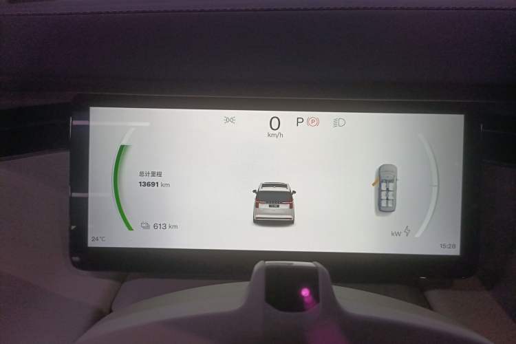 Used Volvo EM90 2025 Ultra Six-Seater
