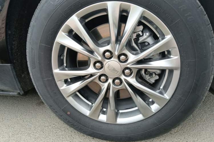 Used Cadillac XT5 2021 28T Luxury Model Right Front Wheel Hub